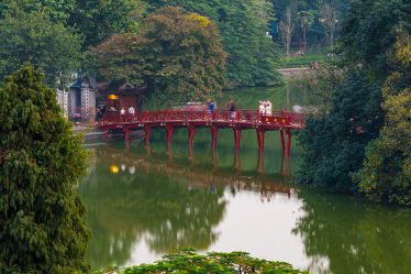Photographie du pont qui mène au temple de réserve naturel de Ngoc Son