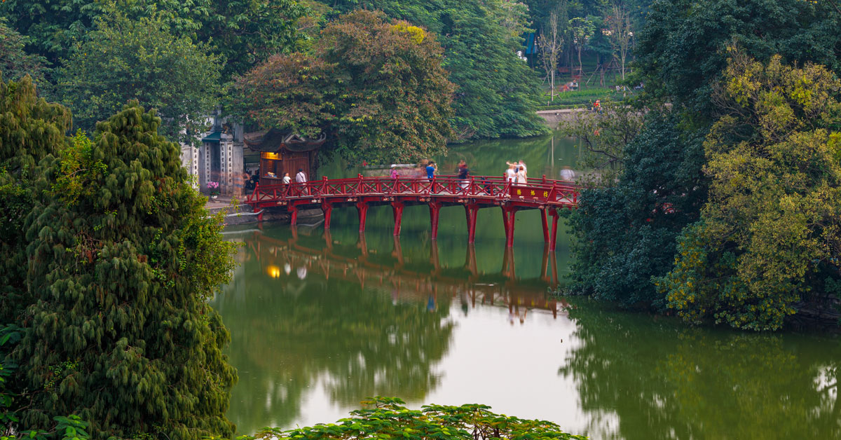 Photographie du pont qui mène au temple de réserve naturel de Ngoc Son